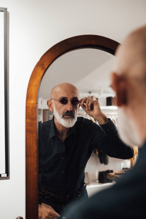 黑色长袖衬衫，戴着黑色太阳镜的男人 · 免费素材图片