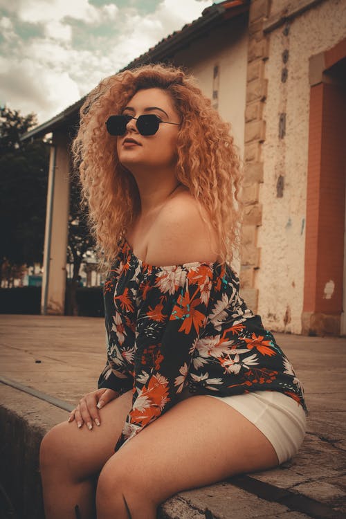 有关坐, 垂直拍摄, 墨镜的免费素材图片