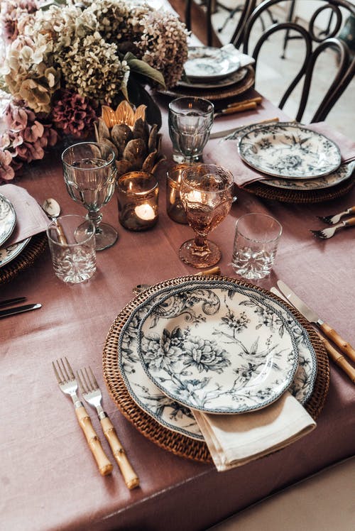 桌上的白色和蓝色花卉陶瓷板 · 免费素材图片