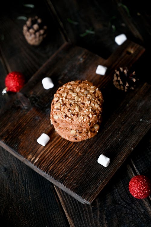 棕色木制的桌子上的棕色饼干 · 免费素材图片