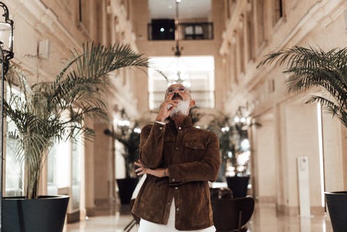 棕色皮夹克吸烟的人 · 免费素材图片