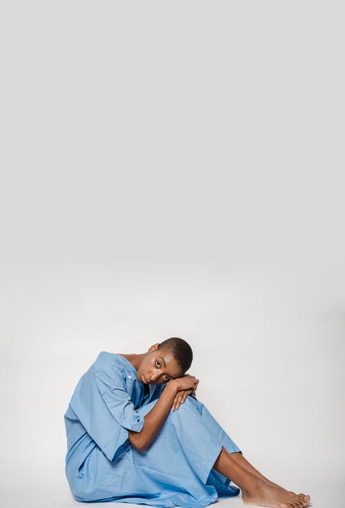 蓝色长裙衬衫的男人抱着婴儿的蓝色长袖衬衫 · 免费素材图片