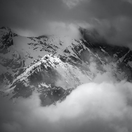 雪山的灰度照片 · 免费素材图片