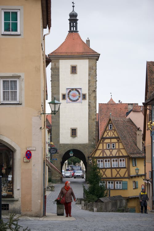 有关垂直拍摄, 女人, 建筑的免费素材图片