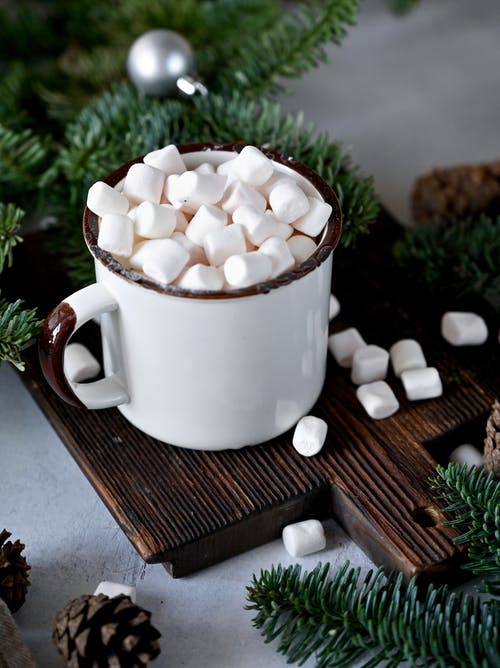 白色陶瓷杯，带白色和棕色液体 · 免费素材图片