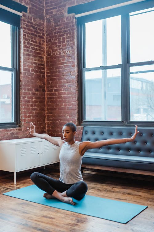 白船员的脖子t恤和黑色的裤子，坐在黑色的木凳上的女人 · 免费素材图片