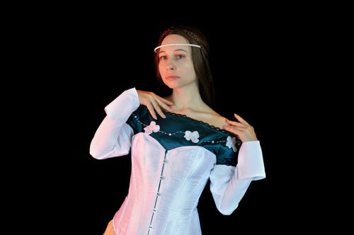 粉色长袖连衣裙的女人 · 免费素材图片