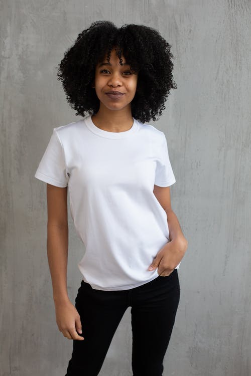 白船员的脖子t恤和黑色裤子的女人 · 免费素材图片