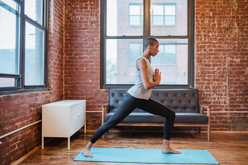 有关anjaneyasana, 健康的生活型态, 健身的免费素材图片