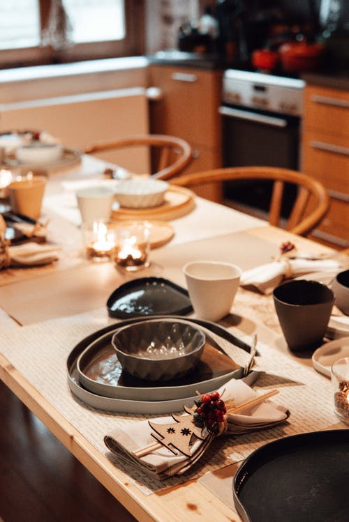 黑色陶瓷碗棕色木制的桌子上 · 免费素材图片