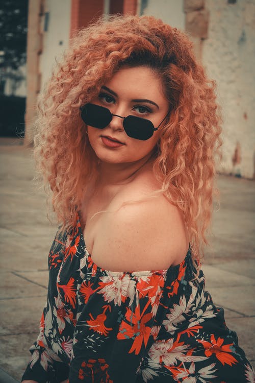 有关坐, 垂直拍摄, 墨镜的免费素材图片