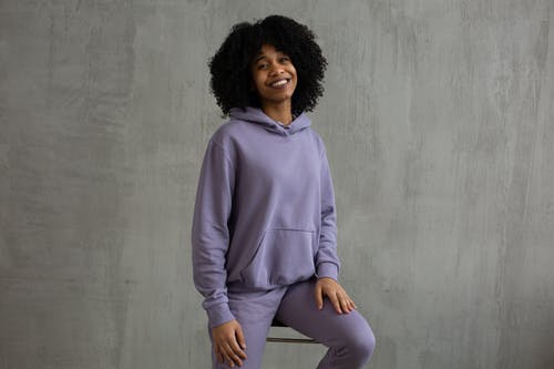 紫色高领毛衣和蓝色牛仔牛仔裤的女人 · 免费素材图片