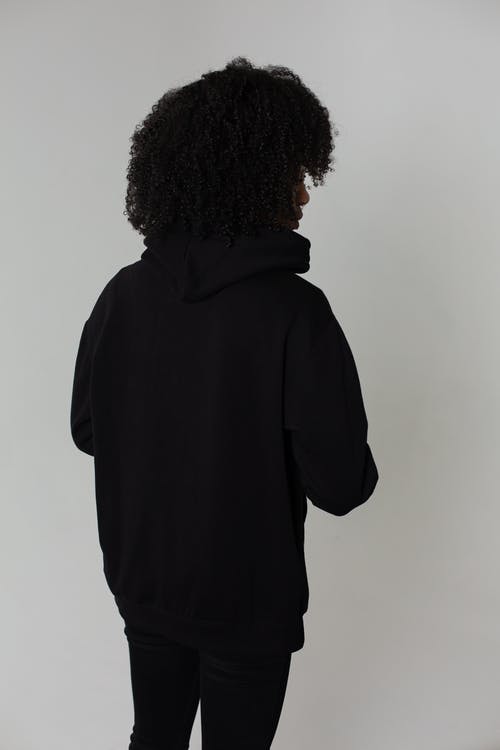 黑色连帽衫站立的人 · 免费素材图片