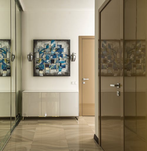 白墙上的蓝色和白色抽象绘画 · 免费素材图片