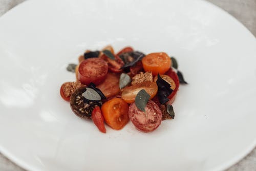 在白色的陶瓷板上切草莓 · 免费素材图片