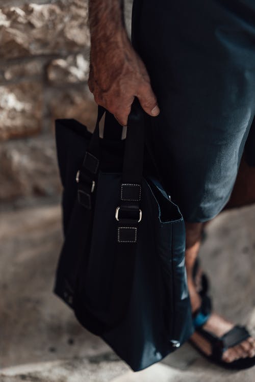 蓝衬衫和黑色吊带袋的人 · 免费素材图片