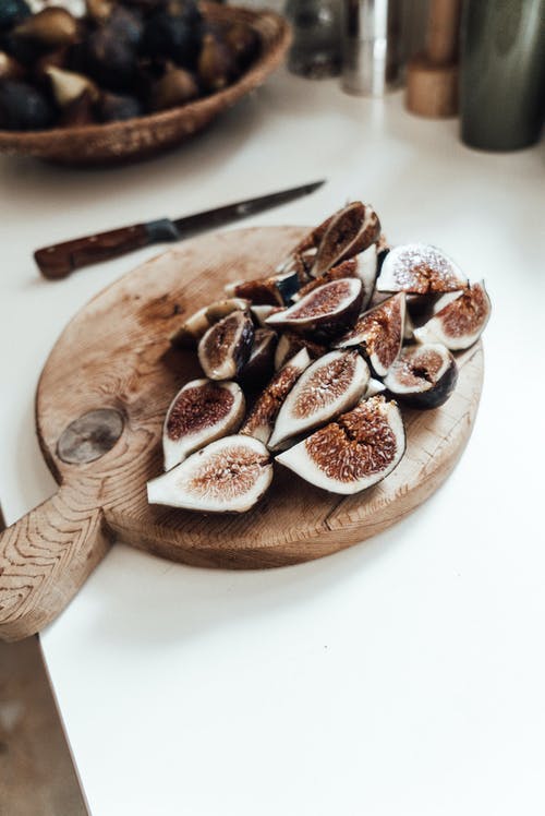 棕色和白色木勺棕色木制圆板上 · 免费素材图片