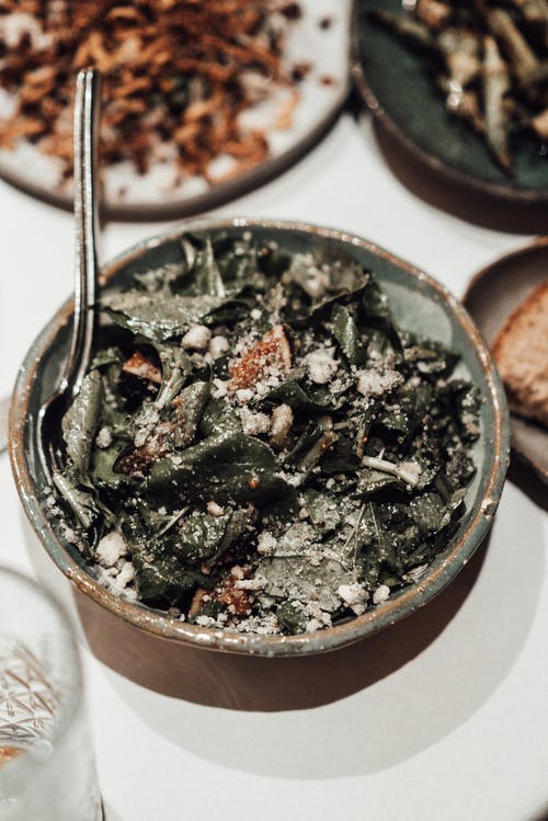 黑色和白色陶瓷碗与食物 · 免费素材图片