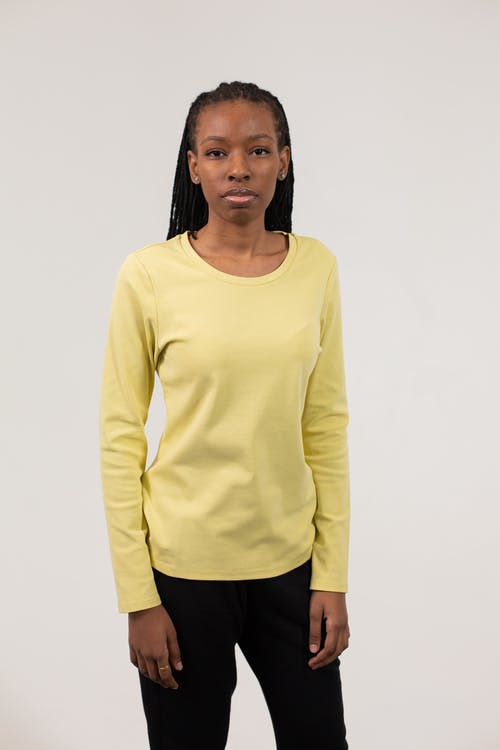 黄色的长袖衬衫和黑色的裙子的女人 · 免费素材图片
