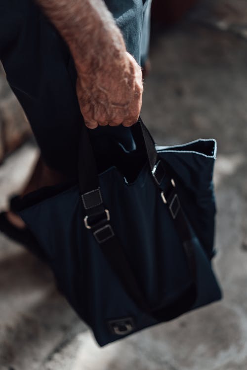 黑夹克的人穿黑背包 · 免费素材图片