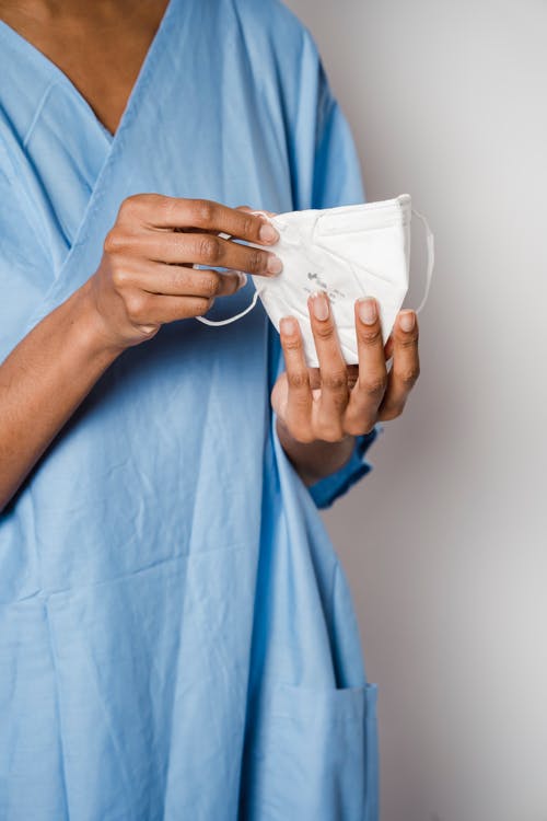 持有白色塑料包的人 · 免费素材图片