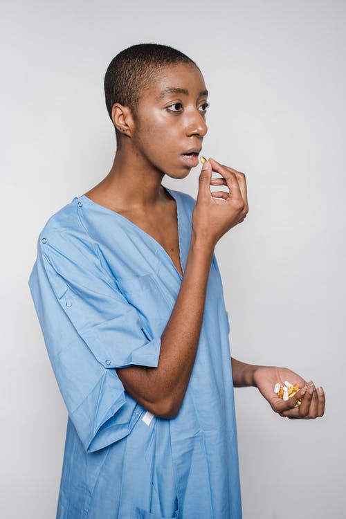 蓝色v领衬衫，拿着棕色和白色食物的女人 · 免费素材图片