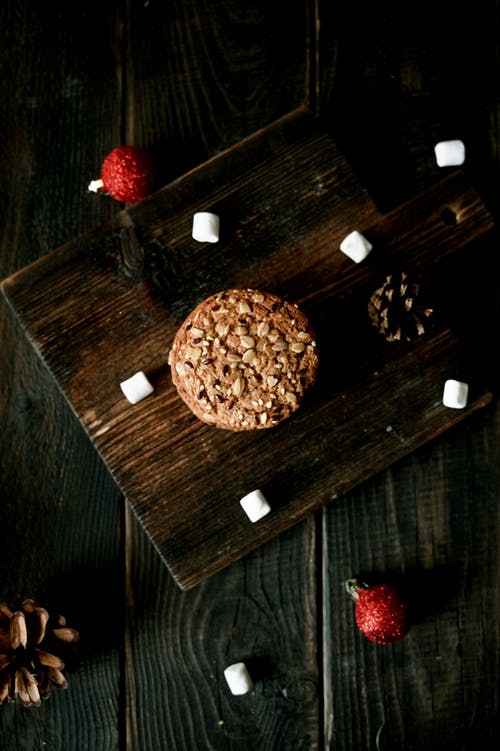 棕色木制砧板上的棕色圆形食物 · 免费素材图片