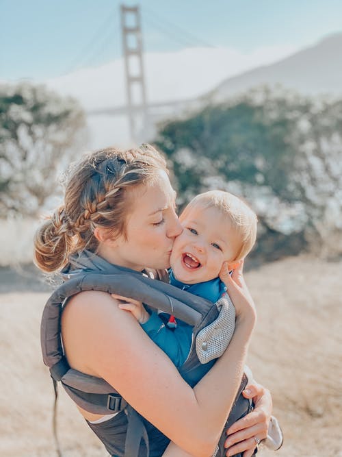 蓝色牛仔布粗斜纹棉布女孩亲吻蓝色衬衫的男孩 · 免费素材图片