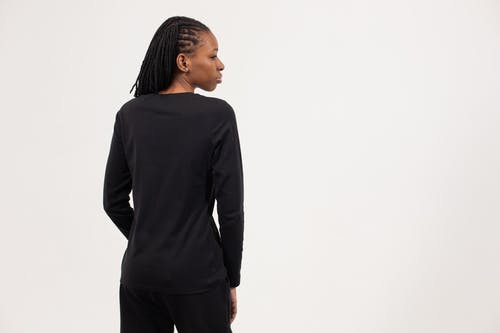黑色长袖衬衫和棕色裤子的女人 · 免费素材图片