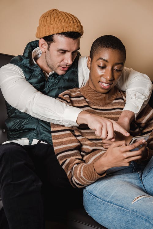 坐在棕色毛衣的男人旁边的白色礼服衬衫的男人 · 免费素材图片