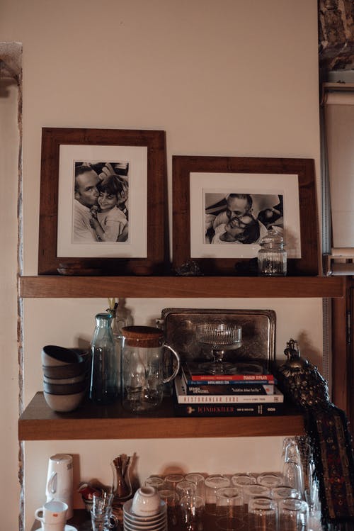 棕色木架子上的透明玻璃投手 · 免费素材图片