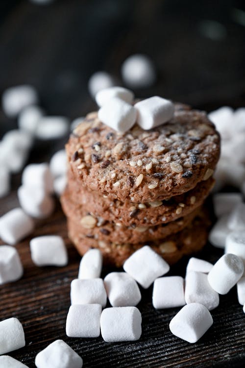 上面有白色糖衣的棕色饼干 · 免费素材图片