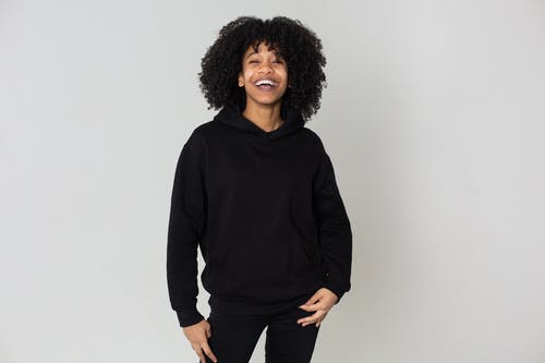 黑色高领长袖衬衫的女人 · 免费素材图片
