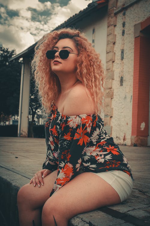 有关坐, 垂直拍摄, 墨镜的免费素材图片