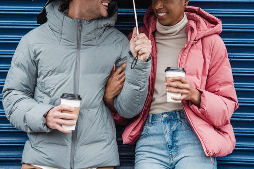 拿着白色陶瓷杯的灰色拉链外套的男人 · 免费素材图片