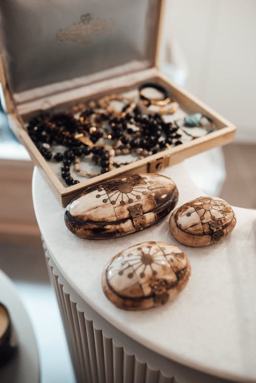 白色和棕色陶瓷碗 · 免费素材图片