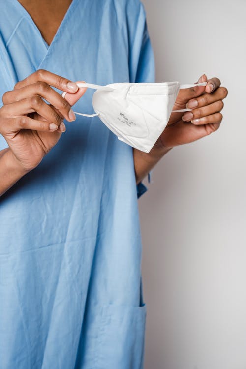 拿着白色塑料勺子的人 · 免费素材图片