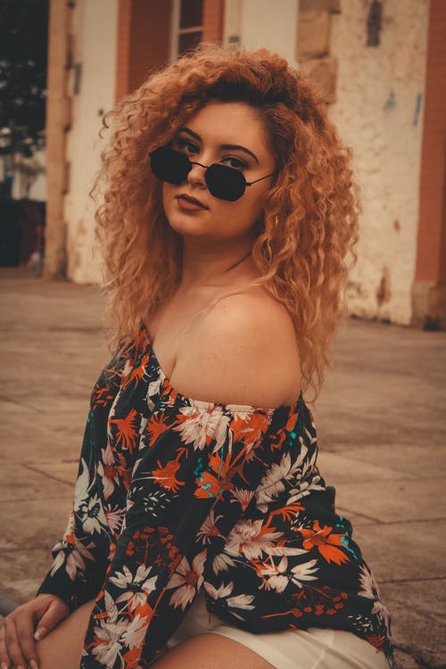 黑色红色和白色碎花穿黑色墨镜的肩膀穿裙子的女人 · 免费素材图片