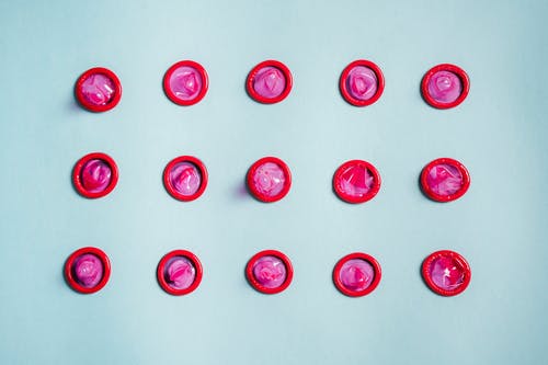 粉色和银色圆形饰品 · 免费素材图片