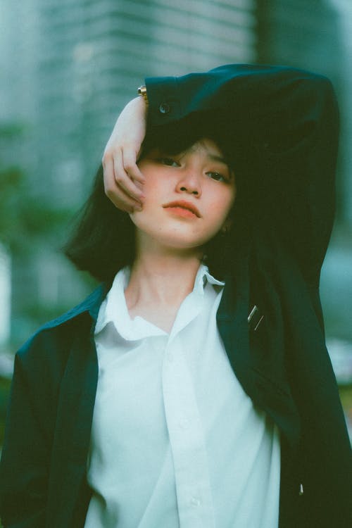 白领衬衫和黑色西装外套的女人 · 免费素材图片