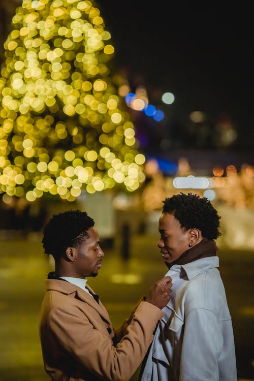 男人和女人在夜间接吻 · 免费素材图片