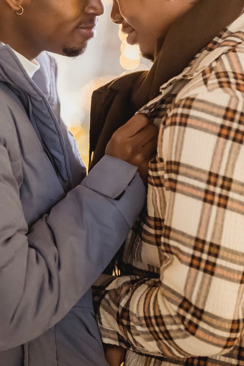 坐在椅子上的蓝夹克的人 · 免费素材图片