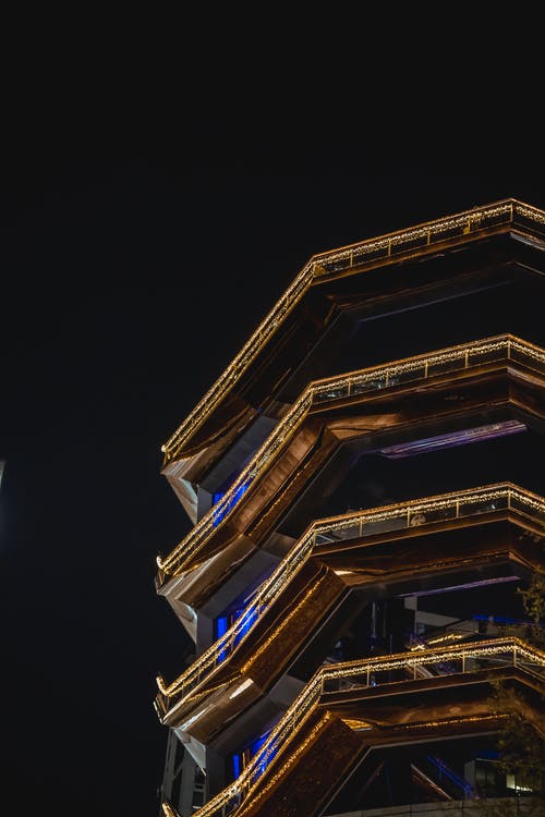 黄色和黑色的建筑，在夜间 · 免费素材图片
