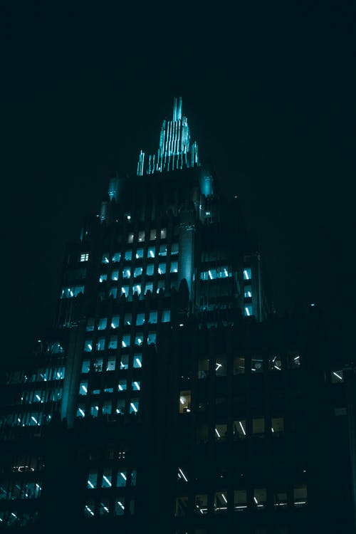 黑色和白色高层建筑在夜间 · 免费素材图片