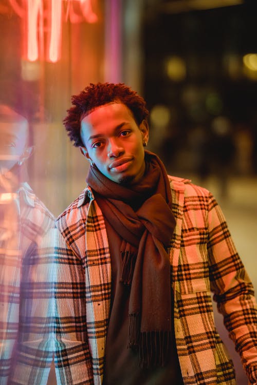 站在棕色外套的男人 · 免费素材图片