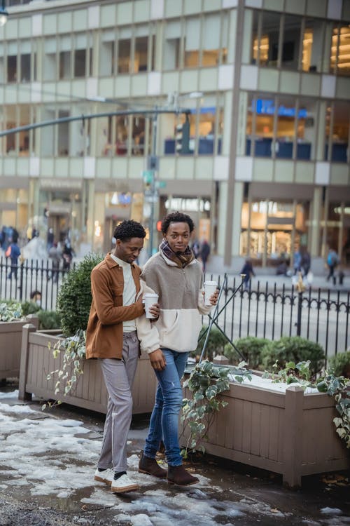 有关一对, 乐天派, 人行道的免费素材图片