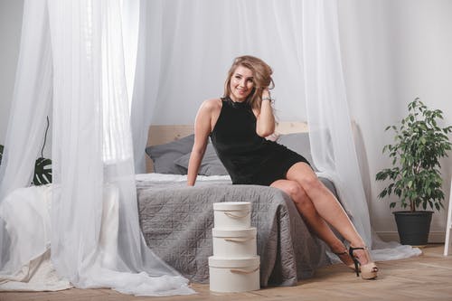 有关内部, 坐, 天篷床的免费素材图片