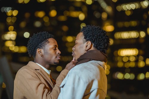 站在白色礼服衬衫的男人旁边的棕色礼服衬衫的男人 · 免费素材图片