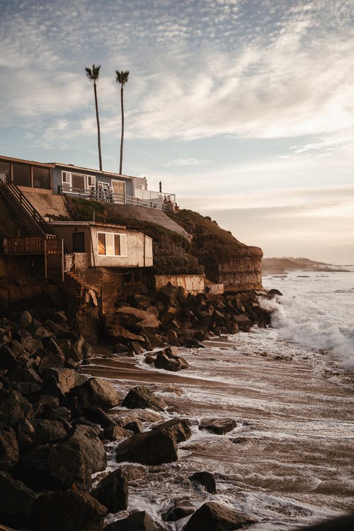 布朗在海边岩层上的木屋 · 免费素材图片