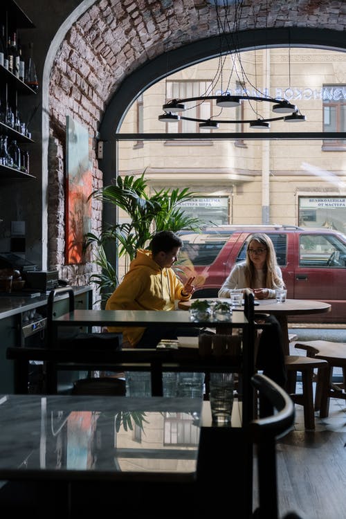 有关人, 坐, 垂直拍摄的免费素材图片